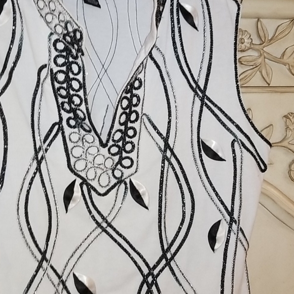 Sleevless blouse adorn with embroidered sz XL - Picture 2 of 4